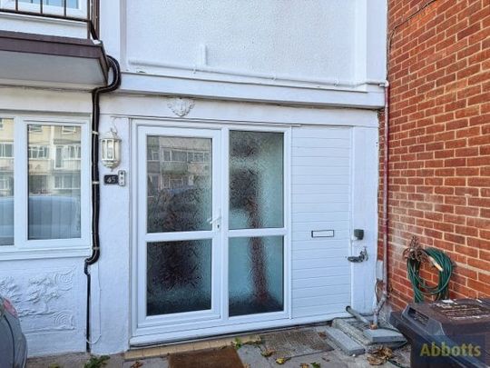 Long Riding, Basildon - Photo 1