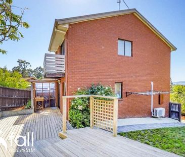 Impeccable unit in the heart of Blackmans Bay - Photo 4