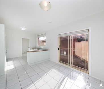 Bright, Spacious & Perfectly Positioned - Photo 6