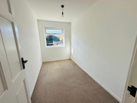 3 bedroom flat to rent - Photo 4