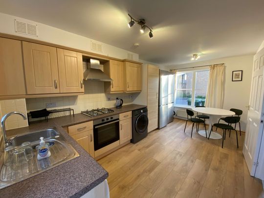 Gorgeous large 5 bedroom detached house with large garden and garage Room 3 - Photo 1