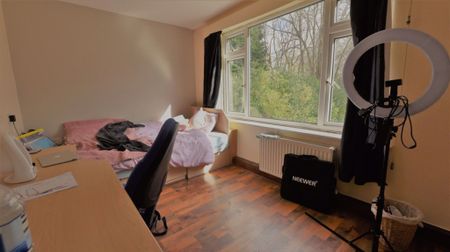 3 bedroom Flat in Grovewood, Leeds - Photo 3