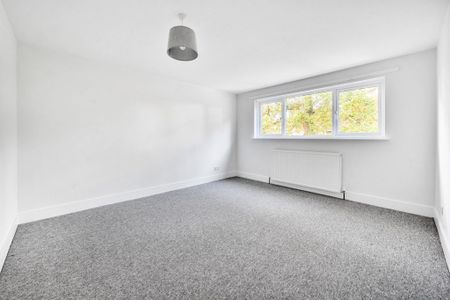 3 Bedroom House - Brickmakers Road, Colden Common - Photo 3