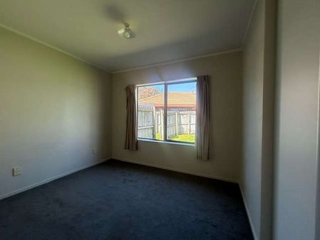 3 Bedrooms in BURSWOOD - Photo 2