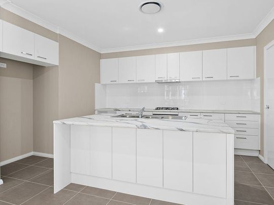 Bright, modern 4 bedroom home - Photo 1