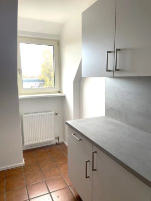 Dachgeschosswohnung mit großzügigem Grundriss, möblierter Küche und Balkon ins Grüne - Photo 1