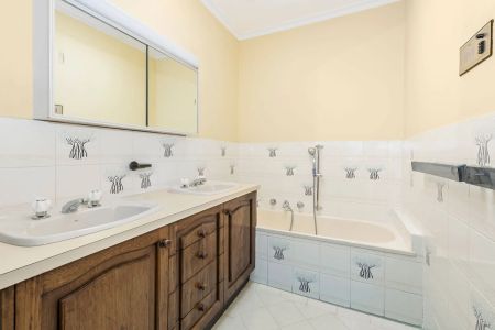 A BIG FAMILY CLASSIC WITH PLENTY OF SPACE! - Photo 2