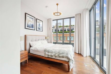 Stunning Penthouse on the 5th/6th floor of this incredible development. Featuring high ceilings and a roof terrace with views over Soho. - Photo 2