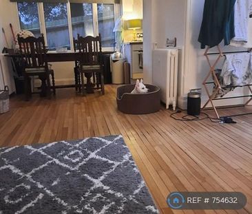 1 bedroom in a flat share to rent - Photo 2