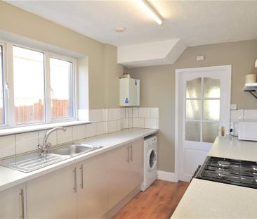 4 bedroom semi-detached house to rent - Photo 5