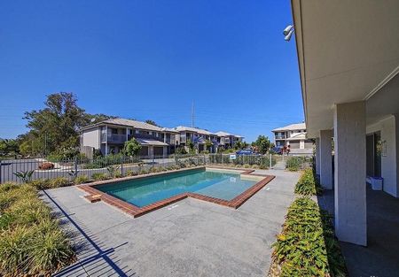 FANTASTIC LOCATION & PEACEFUL HOME! NBN, Air-Con, 3 Bed 2&1/2 Bath Townhouse, Pool, Gym - Photo 4