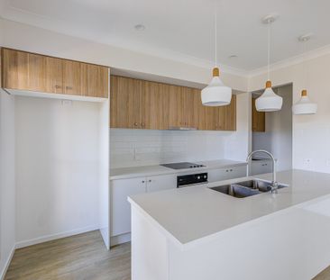 Large 2 Bedroom Duplex! - Photo 6