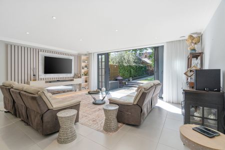 A Contemporary Family Home in Gated Broadoaks Park - Photo 2