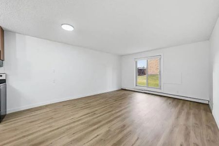 2 Bedroom - Photo 2
