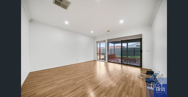 🏠 !! Modern Family Living with Pool, Solar Panels & Spacious Interiors in a Convenient Tarneit Location - For Rent !! - Photo 1
