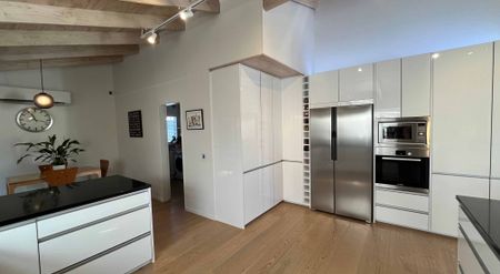 Luxury Family Home in Prime Birkenhead Location - Photo 3