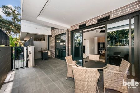 Modern Furnished Ground Floor Apartment with Private Courtyard Access - Photo 4