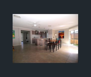 Spacious family home with pool - Photo 5