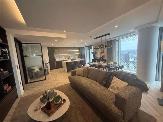 Luxurious two bedroom, two bathroom penthouse on the 44th floor of the Amazing Square Gardens development. - Photo 1