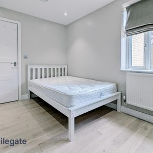 1 bedroom in a flat share to rent - Photo 2