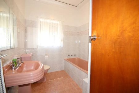 “Three Bedroom Family Home” - Photo 5