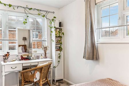 SINGLE TENANT ONLY- A small one bedroom house ideally located close to Wandsworth Common and its amenities. - Photo 4