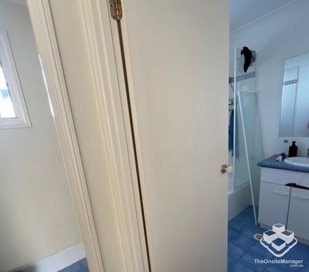 Modern 3-Bedroom Townhouse with Yard - Photo 3