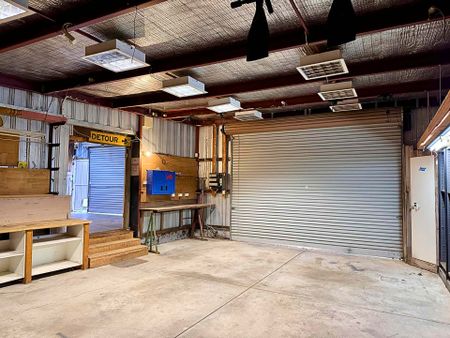 Modern 3 Bedroom Home with Huge Garage/Workshop in Prime Location - Photo 4
