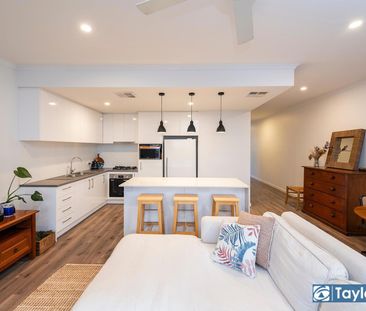 STUNNING TOWNHOUSE IN SUPERB LOCATION! - Photo 3