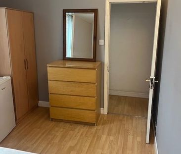 Room in a Shared Flat, Streatham High Road, SW16 - Photo 4