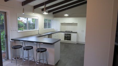 4 bedroom family home with a pool! - Photo 3