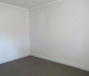 RENOVATED THREE BEDROOM COTTAGE! - Photo 6