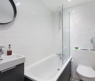2 Bed Terraced House, Elmgreen Close, E15 - Photo 2