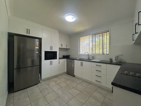 Cozy Family Home in a Hassle Free Location! - Photo 5