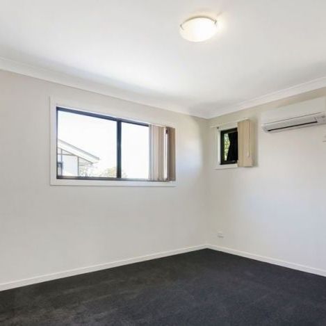 Spacious 3 Bedroom Townhouse In Prime Location - Photo 1