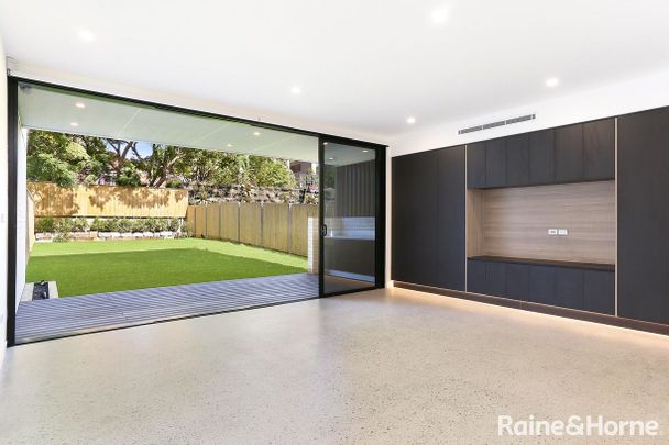 Modern 4 bedroom home - Photo 1