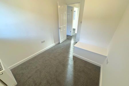 15 Spencer Close, Woking - 3 bedrooms Property for lettings - Seymours - Photo 5