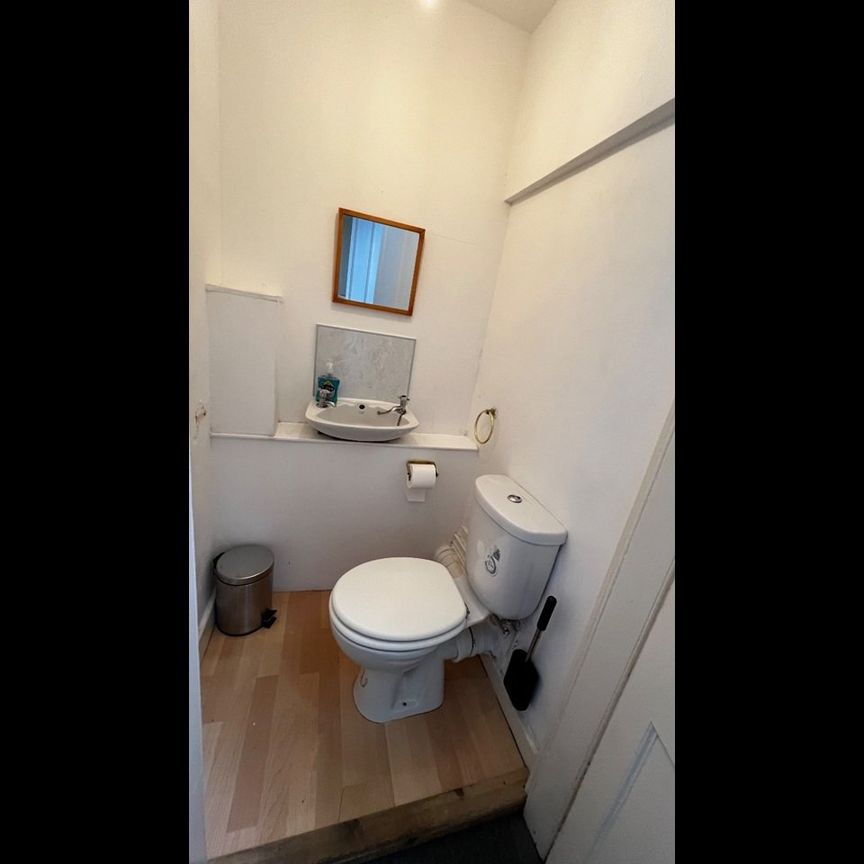 Room in a Shared House, East Preston Street, EH8 - Photo 1