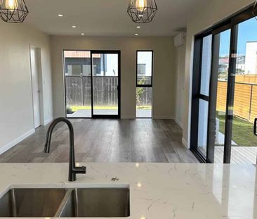 Four bedroom beauty! - Photo 3