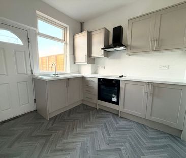 Beautifully Refurbished 2-Bed Home with Modern Kitchen & Spacious L... - Photo 5