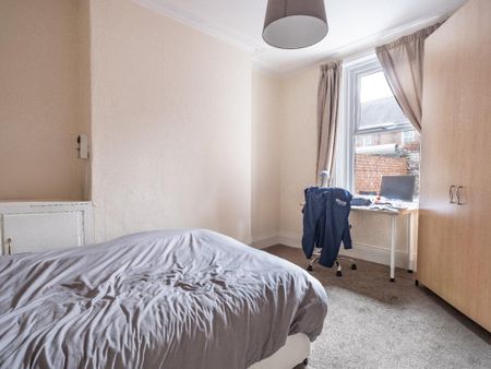 4 bedroom terraced house to rent - Photo 3