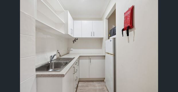 One bedroom flat with utilities & lawn mowing included - Photo 1