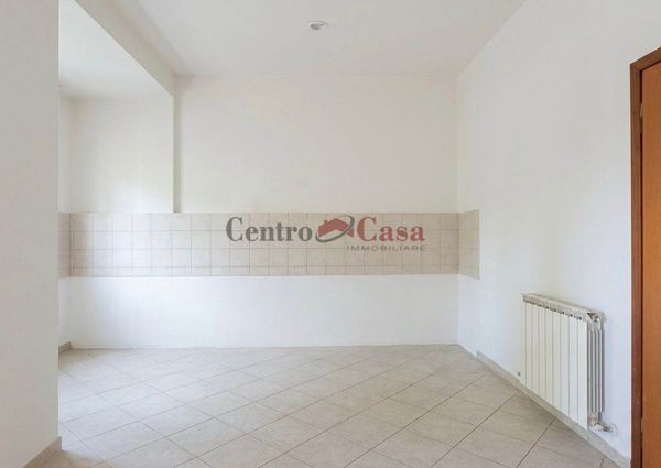 Zona stadio: Ampio appartamento non arredato con 3 camere e doppi servizi.