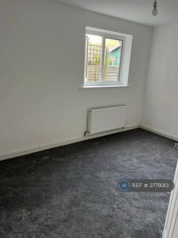 3 bedroom flat to rent - Photo 5