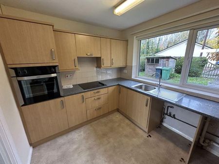 2 bedroom semi-detached bungalow to rent - Photo 4