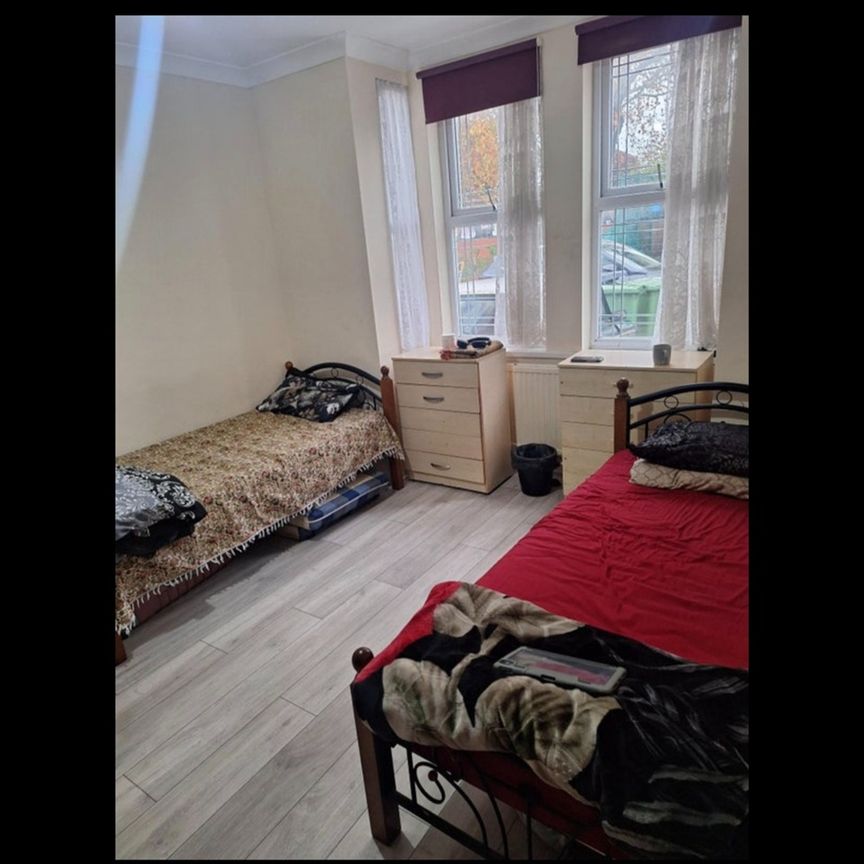 6 Bed Semi-Detached House, Buxton Road, E17 - Photo 1