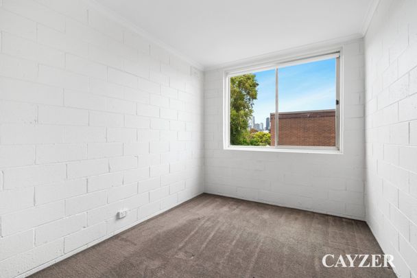 Light filled Apartment in great location - Photo 1