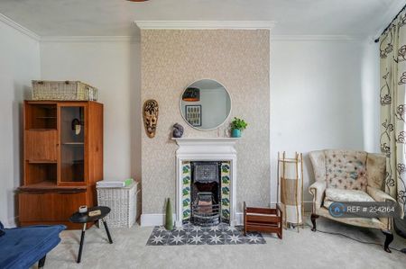 1 bedroom in a flat share to rent - Photo 3