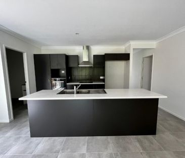 STUNNING FAMILY HOME WITH LAKESIDE LIVING! - Photo 6