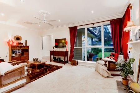 3 Bed, 1 Bath - Photo 2